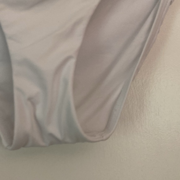 Sun seeker white bikini. Size 8 - Picture 8 of 10
